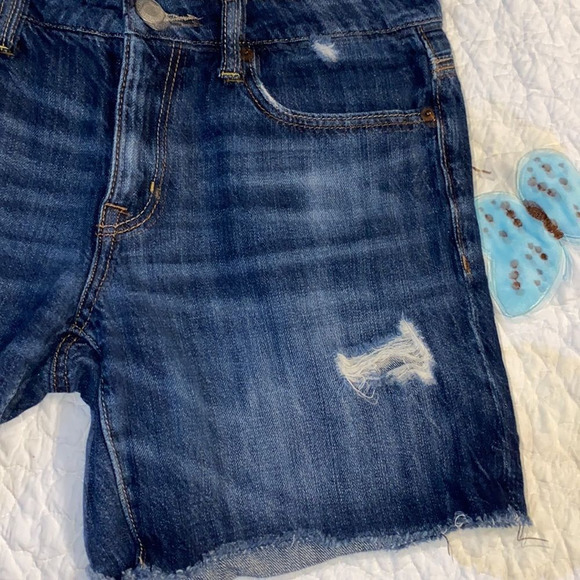 American eagle distressed looking blue Jean shorts. Size 6 - Picture 6 of 8